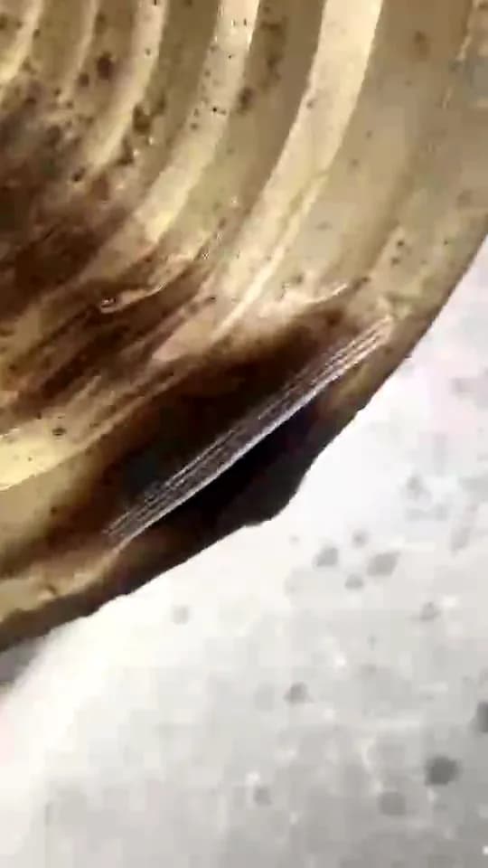 Extrémité d'un flexible encrassée par les boues de fond de cuve