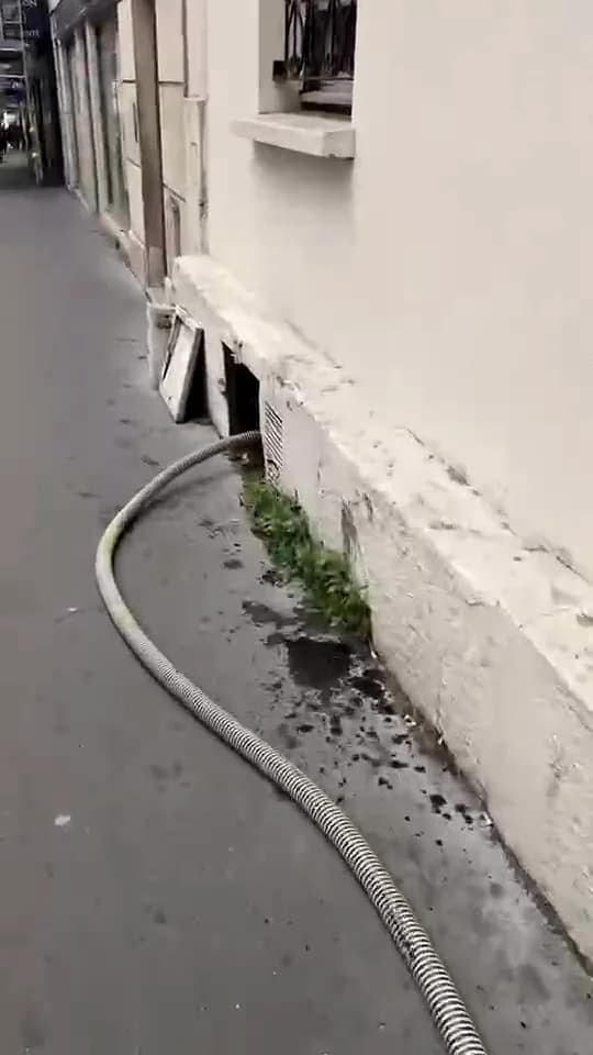 Flexible posé sur le trottoir, au pied de l'immeuble
