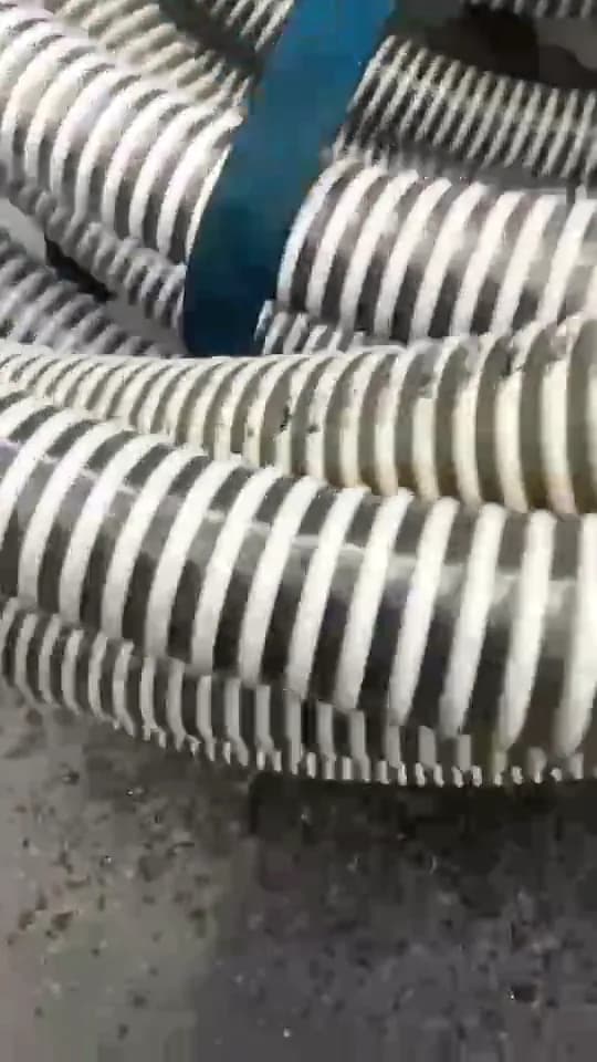 Flexibles d'aspiration enroulés sur le camion